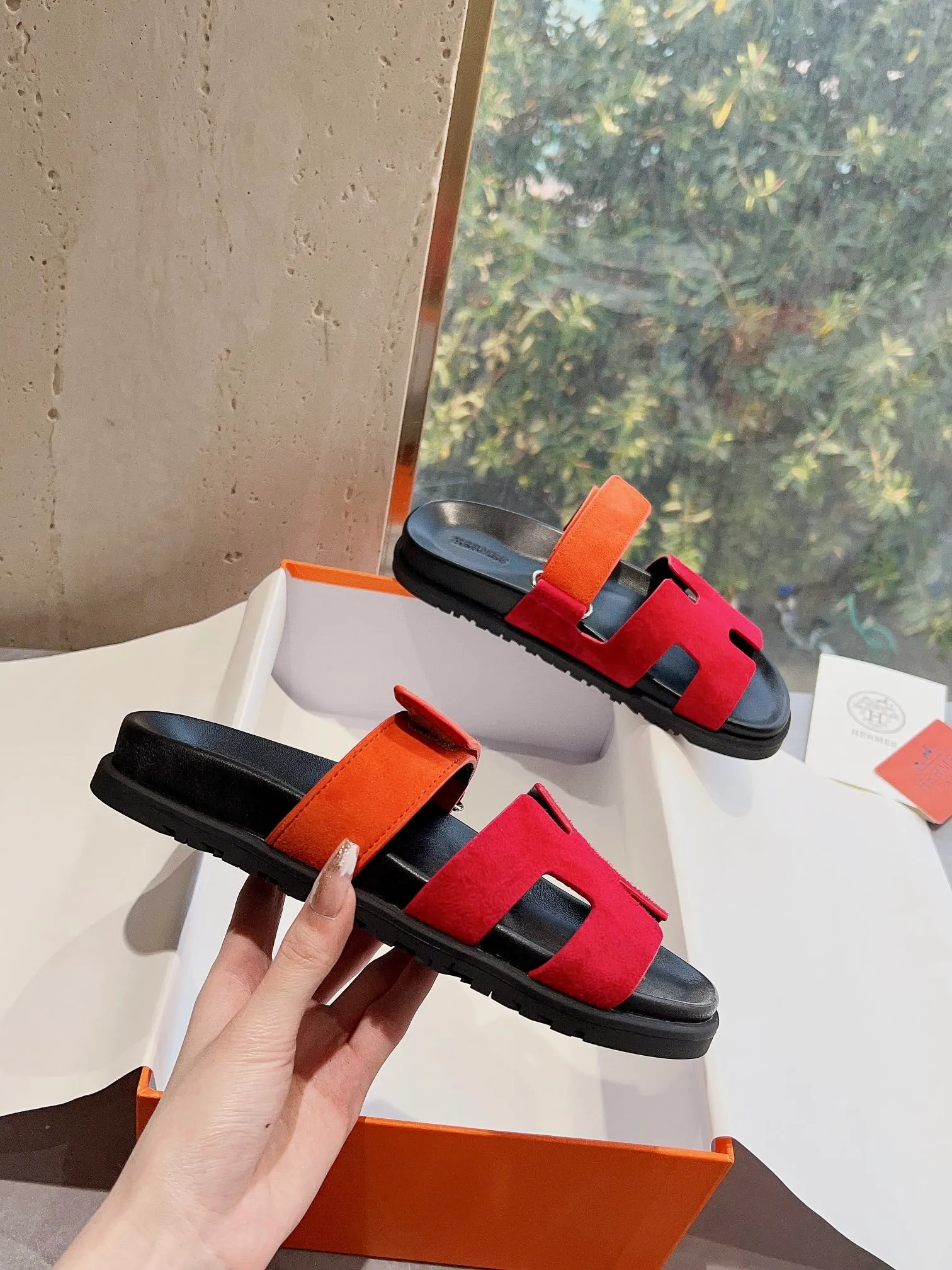👟👟Ex-factory price 440👟👟 Men's size +10 H family 2024 spring and summer new style HERMES Hermes' recently popular couple's shoes, pig nose angle sandals and slippers, paired with various colorful socks, extremely trendy. Upper lining: imported original material. Outsole: non-slip and wear-resistant outsole. Size: Female 35-42 (40/42 non-returnable and non-exchangeable) Men’s size: 39-45 (45 is non-refundable and non-exchangeable)